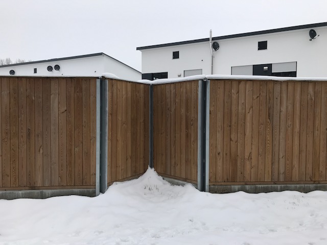 absorbierende und reflektierende Lärmschutzwand aus Holz